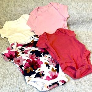Old Navy Infant girls onesie bundle of 4 size 0-3 months.